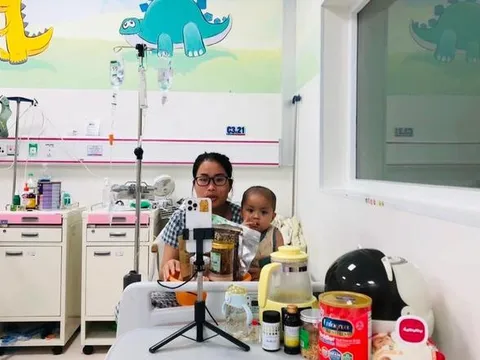 Mẹ bỉm ngày chăm con ung thư, tối livestream ở sân bệnh viện: Rơi nước mắt câu chuyện phía sau