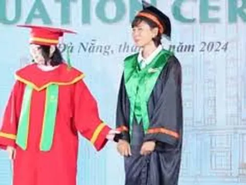 Rơi nước mắt khoảnh khắc người mẹ lên nhận bằng của con trai đã mất hiến xác cho y học