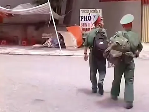 Thấy 2 chú bộ đội đi giữa trời nắng, tài xế có hành động nhận ngàn lời khen