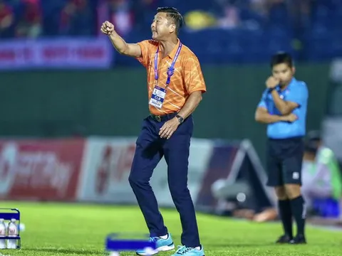 HLV Lê Huỳnh Đức chia tay Bình Dương FC theo cách kỳ lạ