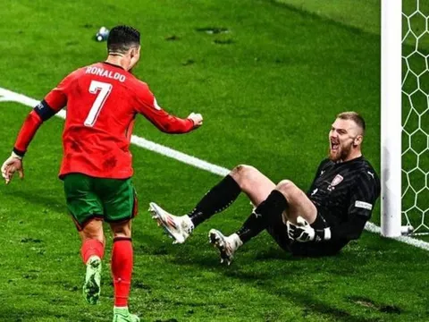 Ronaldo gây cười và xấu xí trong ngày đi vào lịch sử EURO