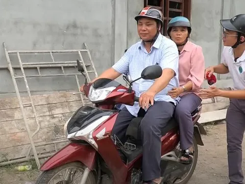 Người đàn ông mù ở Nghệ An chạy xe máy vù vù, làm mọi việc thành thạo