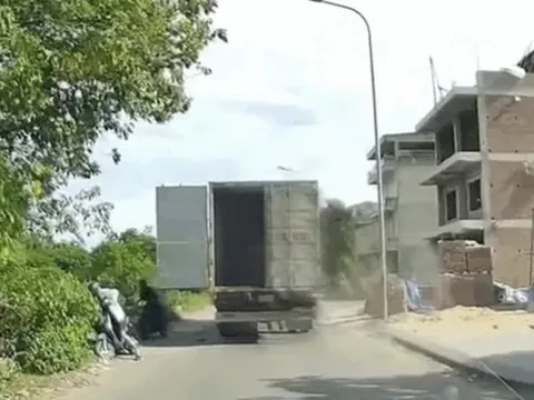 Hú hồn hoảnh khắc người đi đường suýt gặp nạn vì xe tải quên đóng cửa thùng