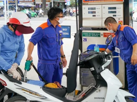 Giá xăng dầu hôm nay 25/6: Lại quay đầu đồng loạt đi lên