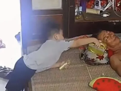 Thấy ông đang ngủ trưa, cháu trai trổ tài 'kiểm tra loa' và cái kết