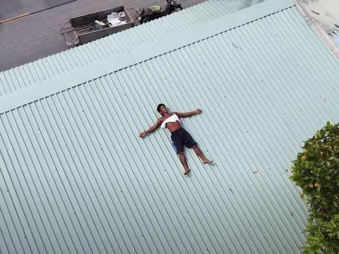 Người đàn ông Long An có sở thích quái dị phơi nắng vài tiếng mỗi ngày