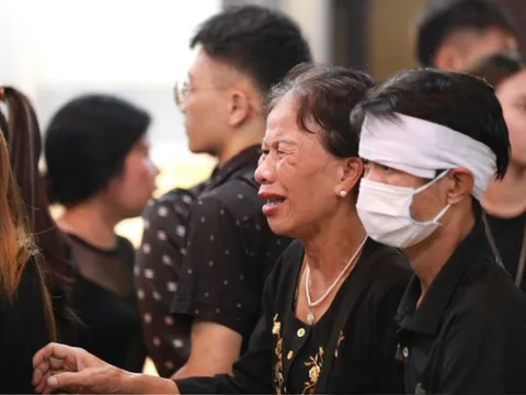 Người thân khóc nghẹn trong đám tang cô gái trẻ bị bắn tử vong