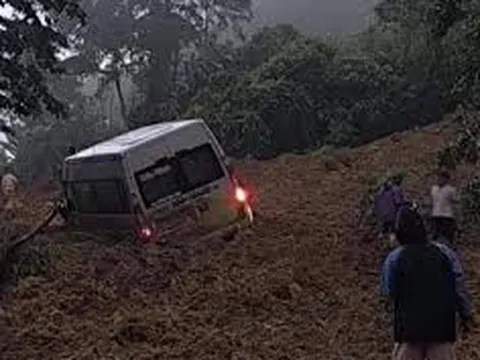 Xót xa hiện trường sạt lở vùi lấp xe khách ở Hà Giang, 9 người đã tử vong