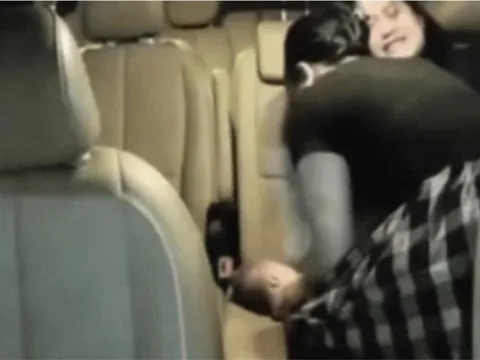 Thót tim khoảnh khắc nữ điều dưỡng cứu bé sơ sinh sặc sữa, ngưng thở ngay trên taxi