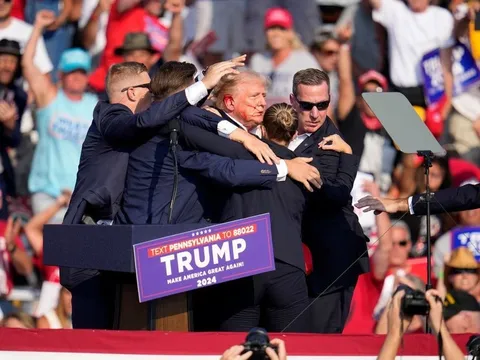 Nổ súng tại sự kiện vận động tranh cử, Cựu Tổng thống Donald Trump bị thương