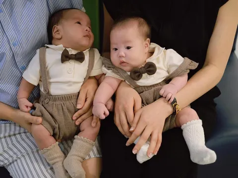 Phương Oanh diện đồ xịn sò cho 2 'baby shark', loạt biểu cảm siêu cưng của nhóc tỳ chiếm sóng