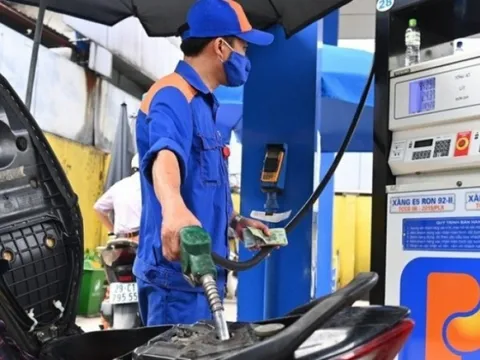 Giá xăng dầu hôm nay 24/7: Lại tăng giảm trái chiều