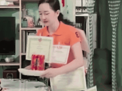 Mẹ dặn nhà có khách phải ăn mặc sao cho có học thức, cô gái làm theo và cái kết