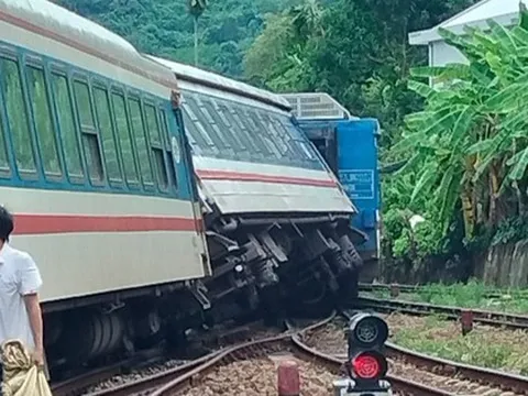 Tàu SE11 trật bánh ở Thừa Thiên Huế, đường sắt Bắc - Nam tạm thời tê liệt