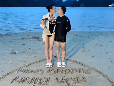 Phương Oanh hôn môi Shark Bình trong chuyến đi nghỉ kỷ niệm một năm 'thoát ế'