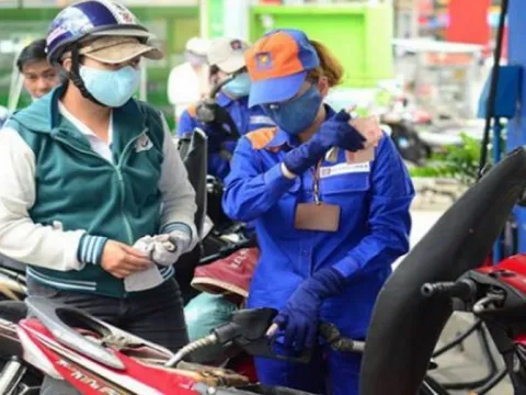 Giá xăng dầu hôm nay 5/8: Tiếp tục lao dốc trước nhiều sức ép