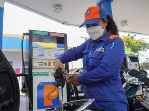 Giá xăng dầu hôm nay 12/8: Đồng loạt đi lên
