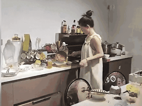 Thấy vợ trong bếp, chàng trai ú oà khiến vợ giật mình cầm chảo đuổi theo