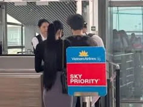 Xôn xao hình ảnh Hằng Du Mục và 2 con riêng của chồng cũ chuẩn bị về Việt Nam hậu ly hôn