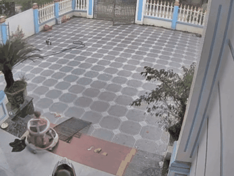 Mẹ lơ đễnh vài giây, em bé suýt gặp nguy hiểm, check camera thấy cảnh thót tim