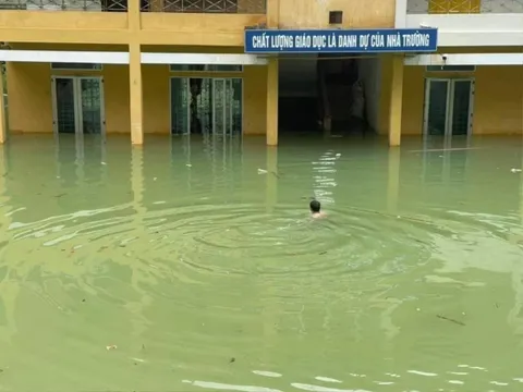 Chân dung thầy hiệu trưởng tự mình bơi vào trường sau trận ngập nặng