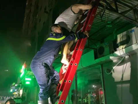 Cháy chung cư ở Hà Nội trong đêm, cứu 4 người bị mắc kẹt