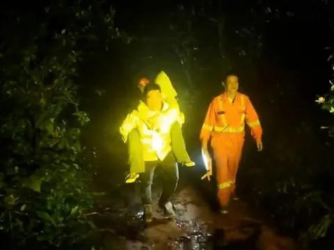 Giây phút cứu 5 sinh viên TP.HCM bị lạc trong rừng khi leo núi Langbiang