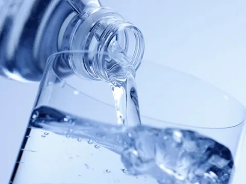 Nước đun sôi hay nước đóng chai an toàn hơn?