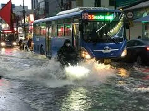 TPHCM: Mưa lớn dịp lễ 2/9, nhiều tuyến đường ngập sâu, xe cộ tắt máy