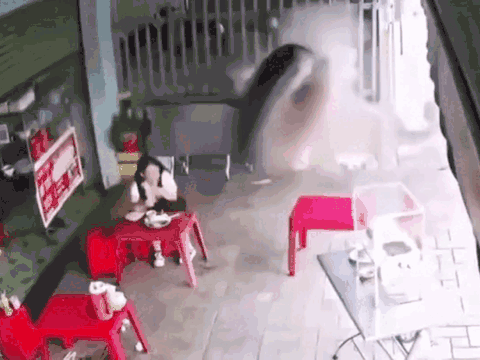 Thót tim khoảnh khắc bánh xe như tên lửa lao qua người, cô gái không kịp hoàn hồn