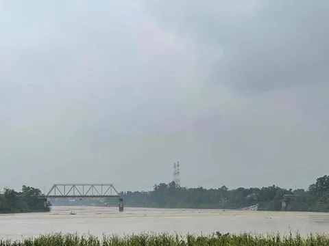 Người dân sợ hãi kể giây phút cầu Phong Châu ở Phú Thọ sập, nhiều người gặp nạn