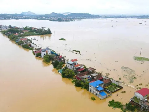 9.000 người dân Bắc Giang bị cô lập trong đêm khi sông Cầu dâng lũ lớn nhất trong 40 năm