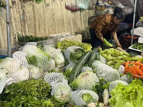Giá rau ở Hà Nội tăng mạnh sau bão