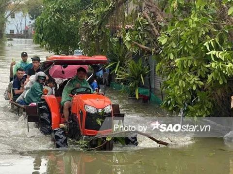 Người dân Chương Mỹ vội vã chạy khỏi lũ sâu ngang ngực bằng thuyền, xe máy kéo