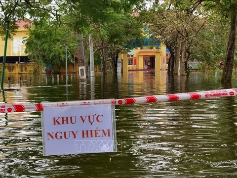 Mưa lớn, nhiều trường học ở Hà Nội và một số tỉnh tạm dừng học trực tiếp
