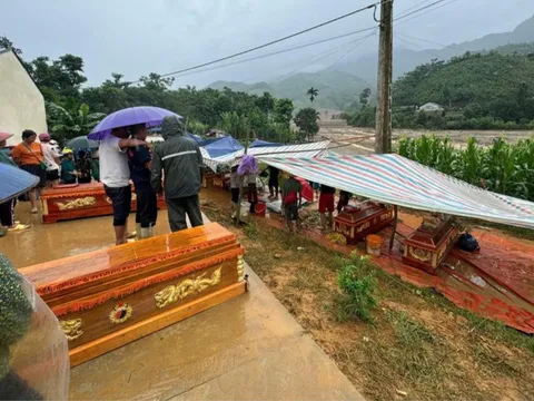 Quặn lòng người đàn ông mất cả mẹ, vợ và 3 con trong trận lũ quét ở Lào Cai