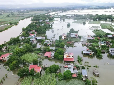 Một ngôi làng ở Thanh Hóa bị cô lập cho nước sông Bưởi dâng cao