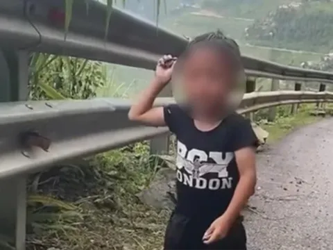 Sự thật bất ngờ clip bé trai khóc nức nở vì 'mẹ bị lũ cuốn trôi'