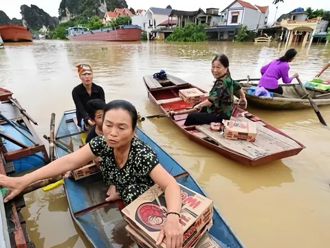 Nước sông dâng cao, Ninh Bình phát lệnh di dân