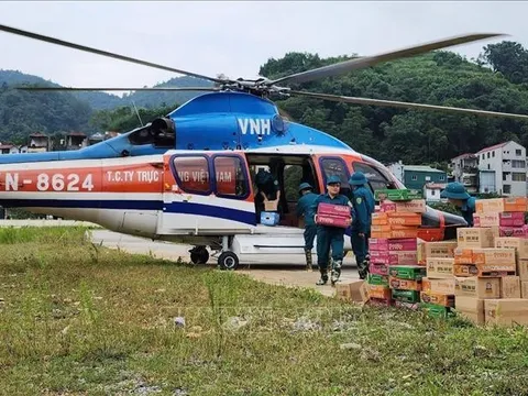 Trực thăng quân sự tiếp tục vận chuyển nhu yếu phẩm tới vùng bị cô lập do bão lũ