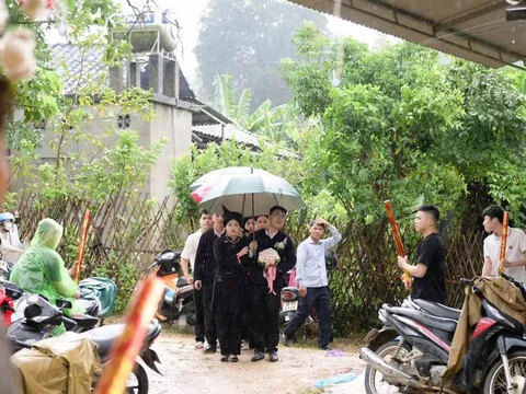 Chú rể Lạng Sơn rước dâu gặp sạt lở đất, cả đoàn không thể về nhà trai kịp giờ