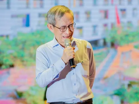 Xúc động thầy giáo nhận nuôi tất cả trẻ em mồ côi ở Làng Nủ sau thiên tai