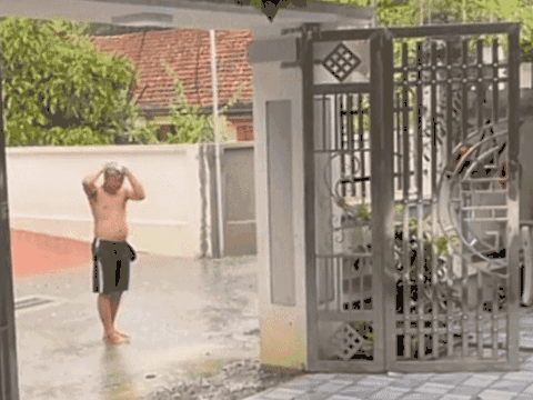 Người đàn ông gội đầu dưới mưa bị 'ông trời chụp hình', dân mạng cười ngất với cái kết bất ngờ