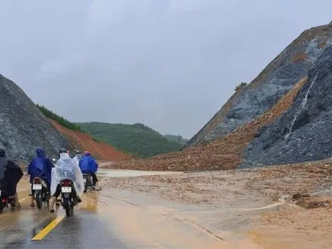 Băng qua cầu tràn ở Nghệ An, ba mẹ con bị lũ cuốn trôi