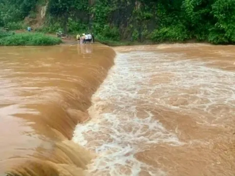 Cố vớt xe máy rơi xuống đập, người đàn ông bị nước cuốn trôi mất tích