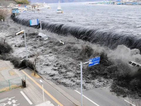 Sóng thần bất ngờ ập vào Nhật Bản ngay sau động đất ở Thái Bình Dương