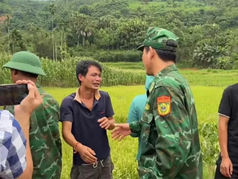 Anh Hoàng Văn Thới bật khóc nức nở, chia tay các chiến sĩ rời Làng Nủ