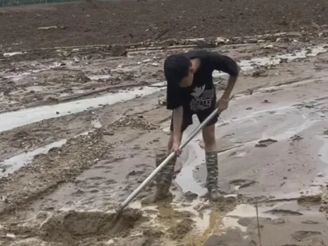 Bé Phúc ở Làng Nủ nghẹn ngào sau 17 ngày mẹ bị vùi lấp: Con nhớ mẹ lắm!