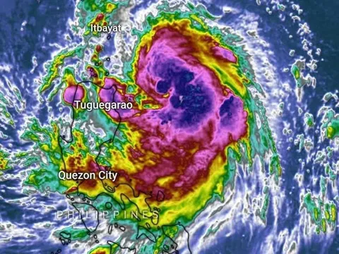 Siêu bão Krathon gần Philippines sắp đổ bộ, nhiều đợt sóng cao 8m