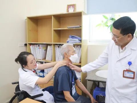 Tin vui của nữ bác sĩ bị kính quán cà phê rơi đè lên người: Chính thức đi làm trở lại